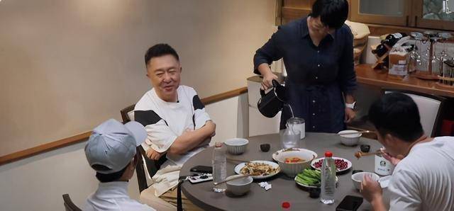 《幸福三重奏》开播:于谦坑娃上热搜,自有妙计哄儿子上幼儿园_孩子