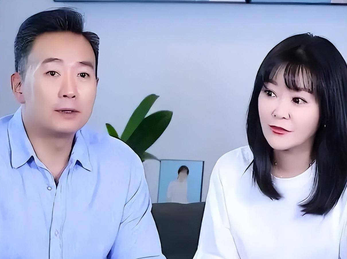 结婚15年,67谭江海与王小骞都没打算生娃,41岁却意外有了个孩子