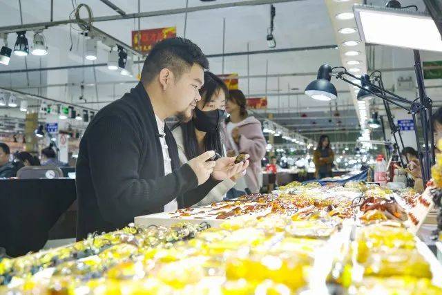 当琥珀遇上雕刻师!腾冲90后青年赋予它灵魂_胜局_缅甸_作品