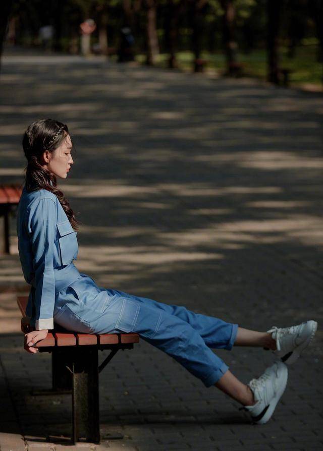 甜甜的李沁突然画风转变,一身酷黑服装搭配马丁靴,酷潮女孩上线_穿着