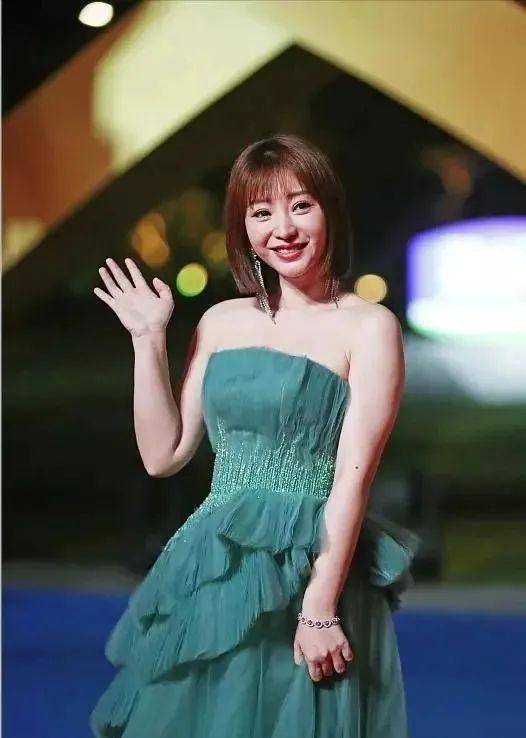 41岁柳岩红毯照!皱纹很明显,独角兽的手抢走了聚光灯,仙裙难掩老态