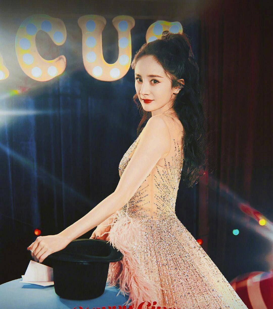 《野狼disco》是一首网络红歌,有点"蹦迪"的感觉,但腾格尔拥有着独特