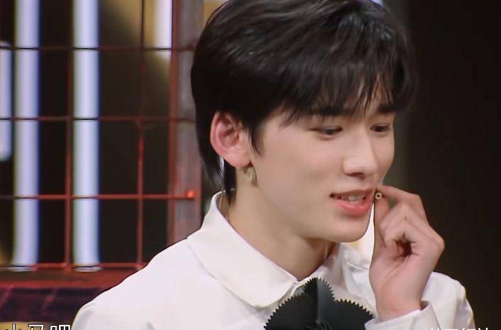 宋亚轩被水冲到脱妆,用纸擦干后露出素颜,网友:确定是17岁?