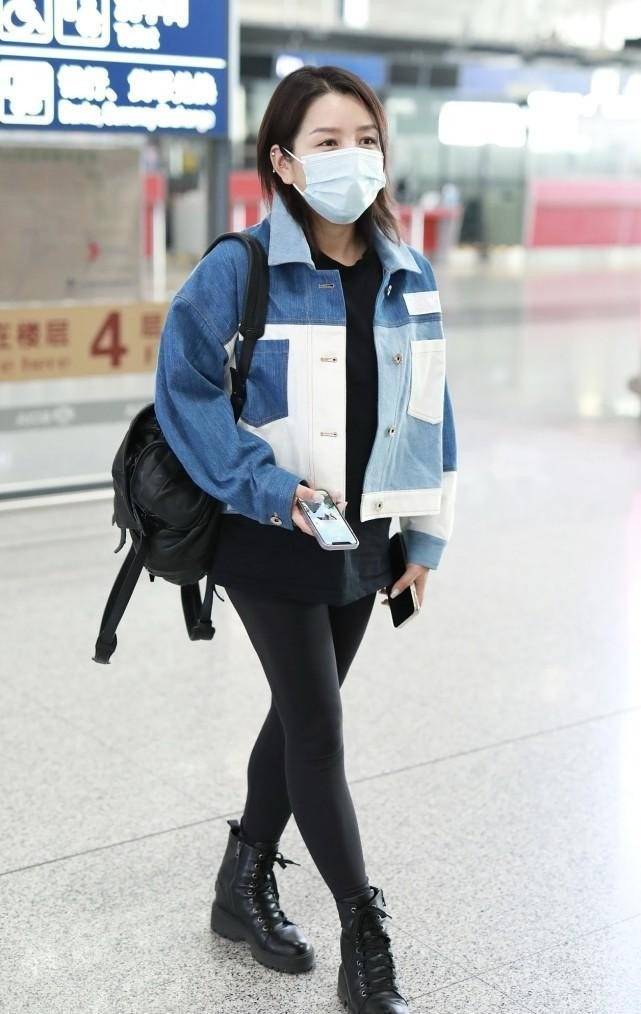 何洁私下里这么会打扮,蓝白拼接夹克穿着好帅气,微胖身材也很美_外套