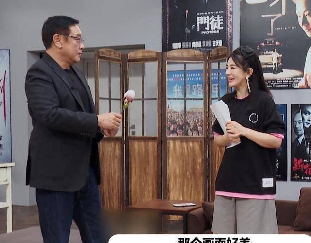 排练时,尔冬升故意装作漫不经心的样子,其实悄悄准备了生日惊喜,为