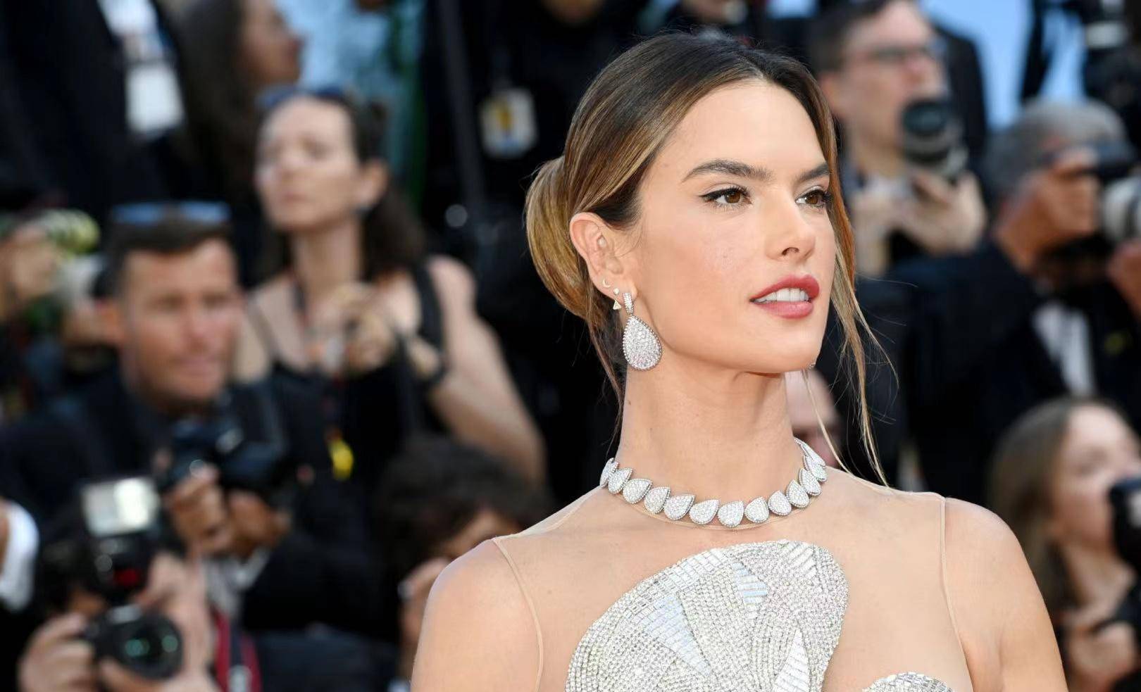 41岁巴西超模aa穿"贝壳"裙闪亮戛纳红毯,高雅不失妩媚,美翻了_朱莉娅