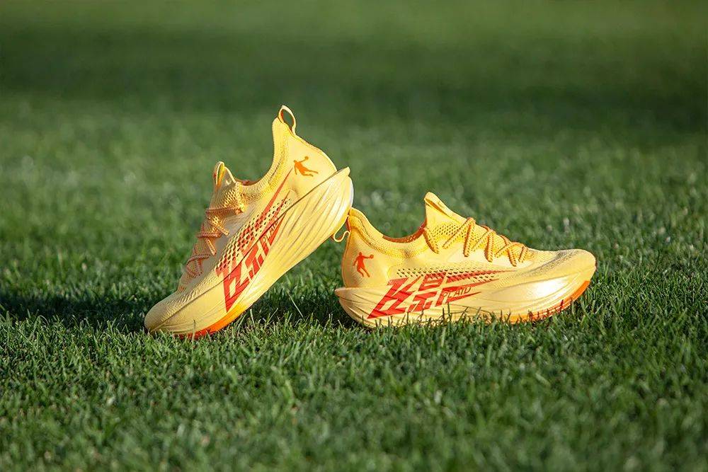 中乔飞影plaid跑鞋上市,对飞影pb3.0的速度再进化!_性能_设计_mm