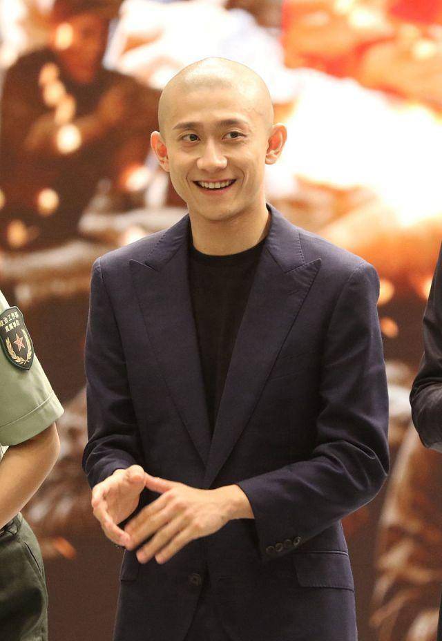 光头张一山正装出席活动,表情严肃一本正经,下一秒就变表情包_演技