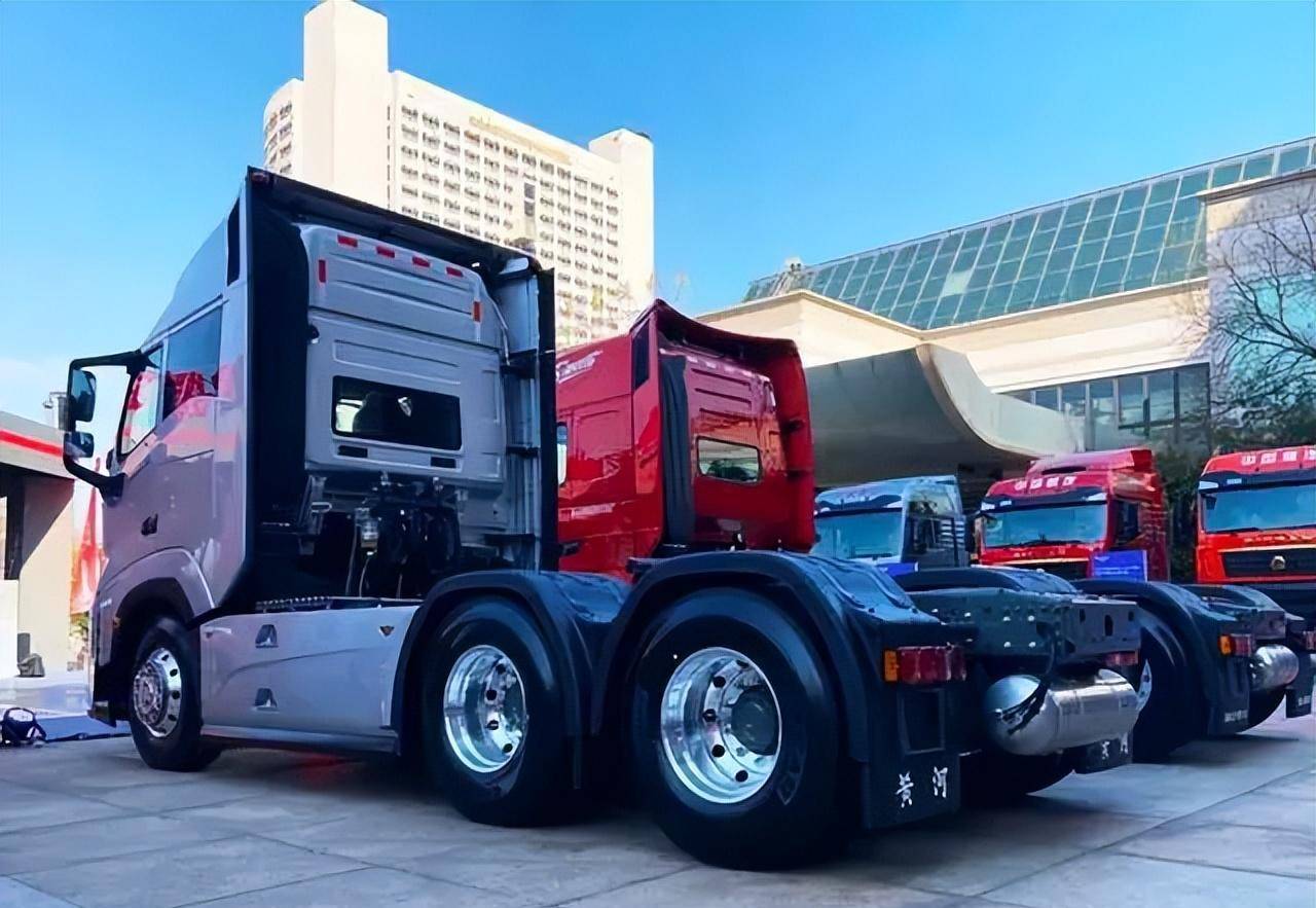 作为民族重卡,中国重汽黄河x7的每一步进阶,始终将"为客户创造更高