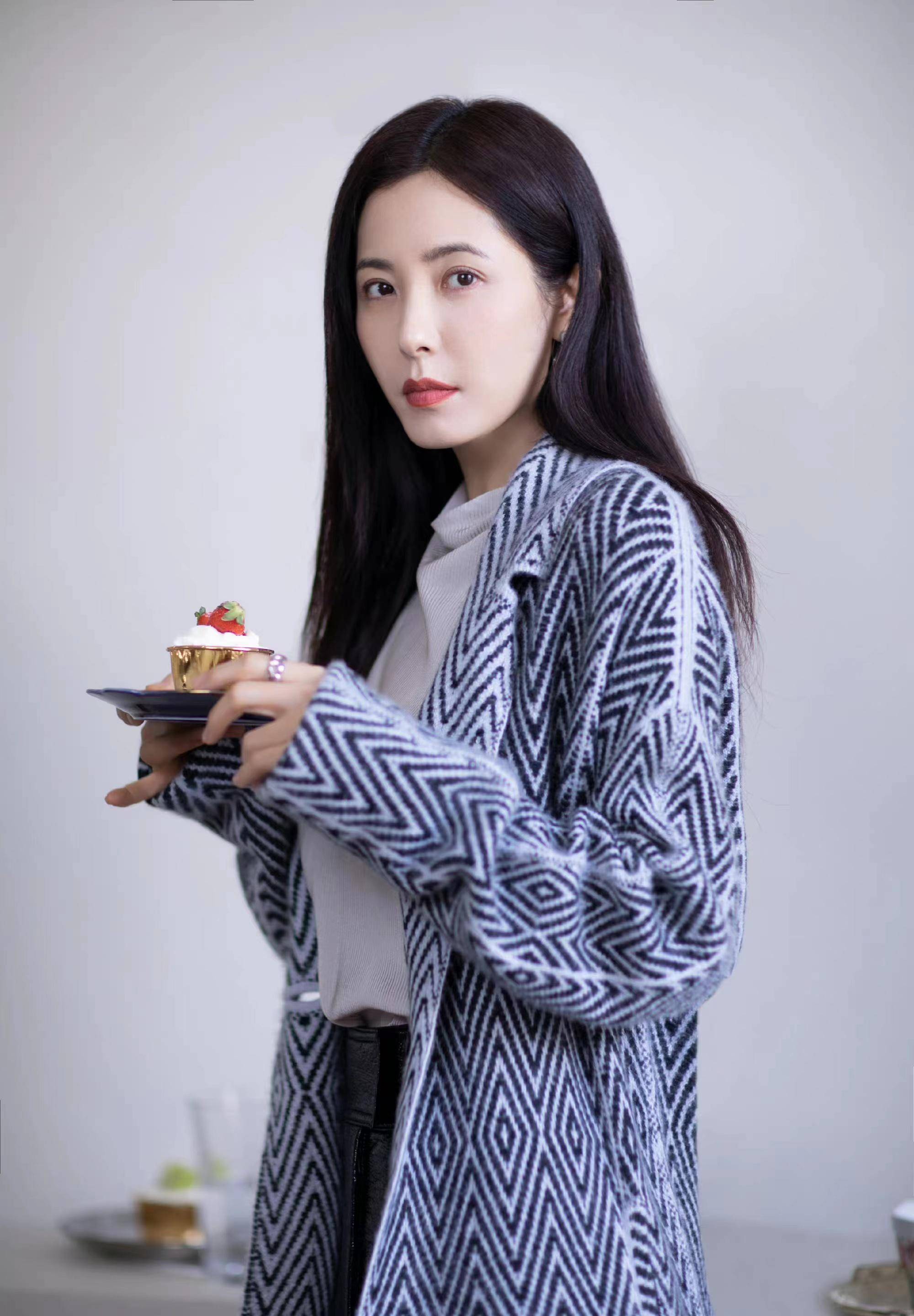 曾黎秀意式时尚套路,卷毛衣 西裤,利落大方显气质_身材_衣服_大衣