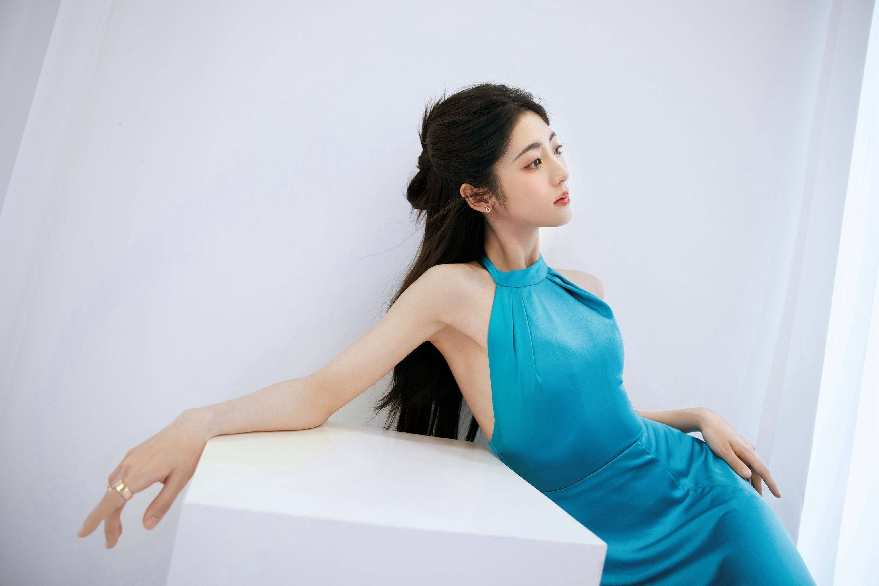 邢菲蓝色连衣裙露背性感写真_身材_柳岩_衣服