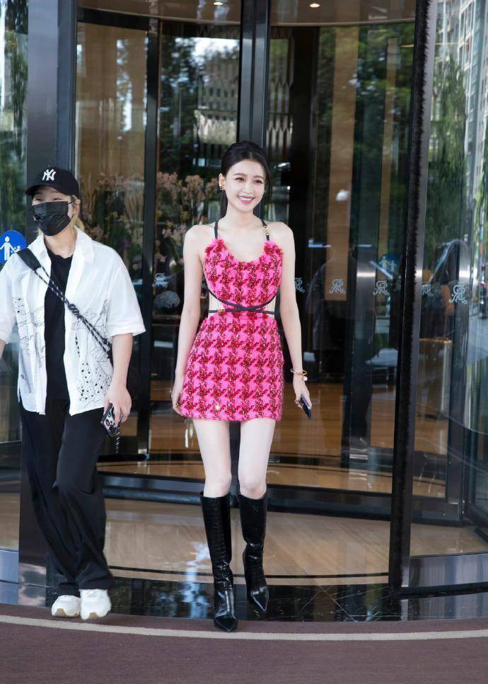 孙怡重拾自信,穿上小香风吊带裙尽显魅力,美到骨子里_款式_时尚_女人