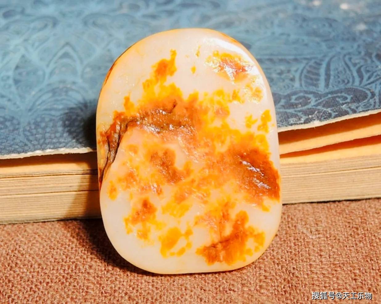 被山料秒杀的和田玉俄籽!籽料中的奇特另类!_皮色_流水_结构