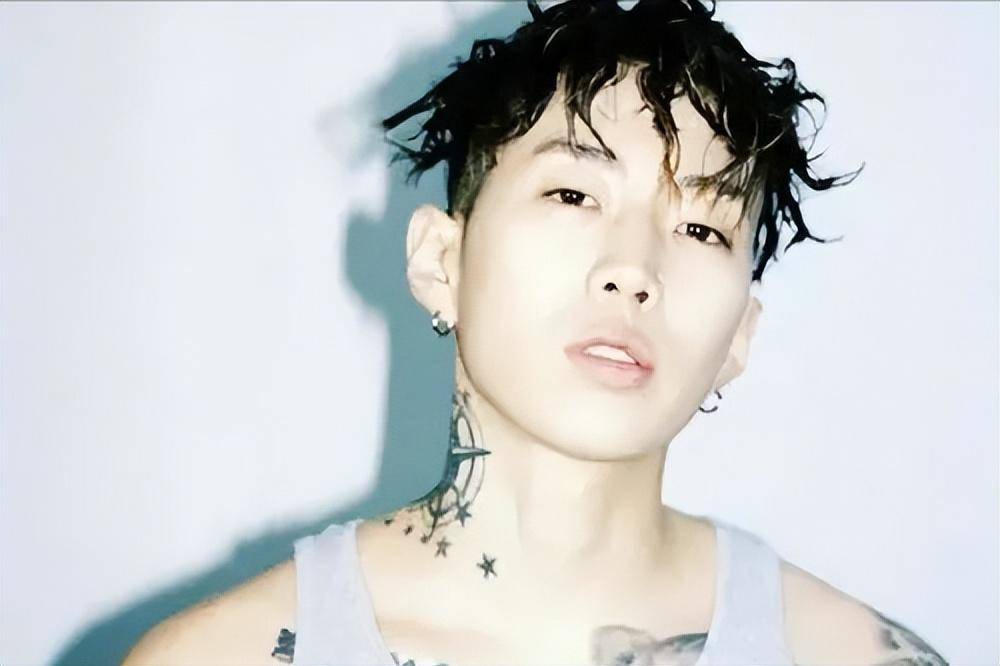 照片里这个留着脏辫,满身纹身,带着鼻环的人就是朴宰范,他是一个美籍