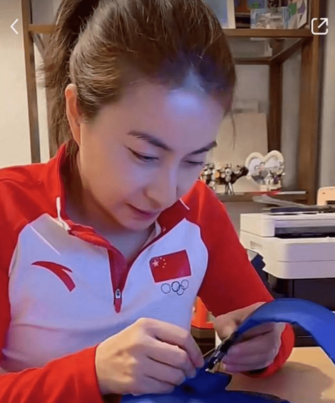 80后郭晶晶盛装出席晚宴把人惊艳!