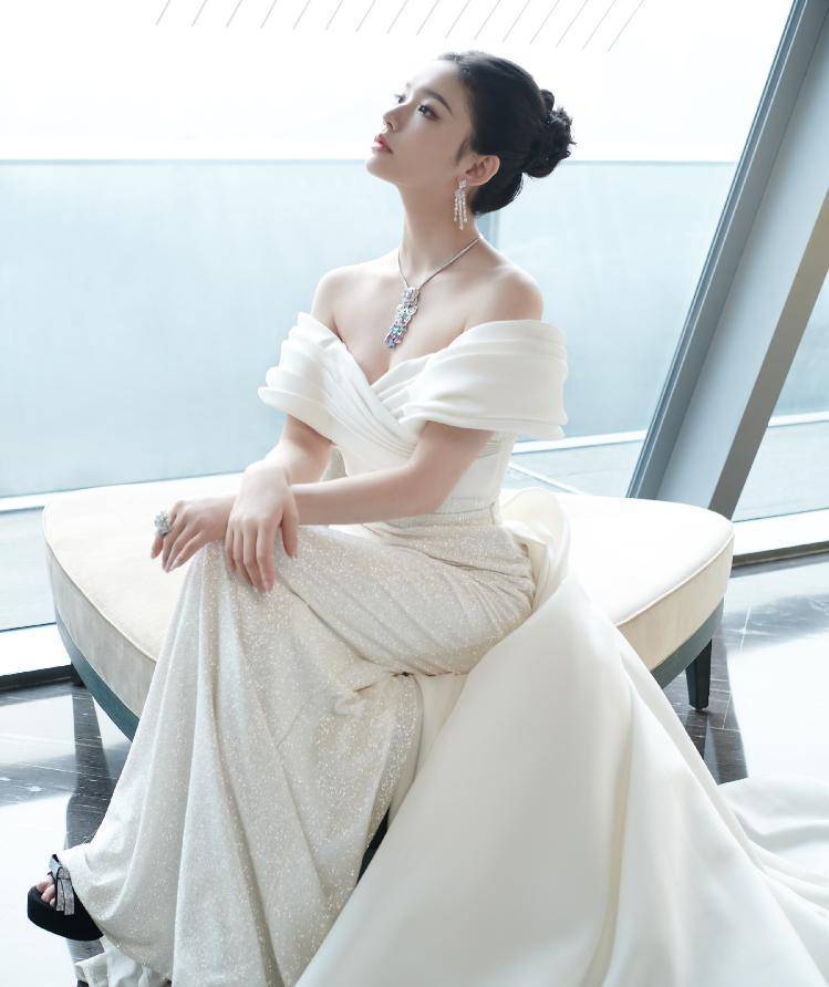 林允白色一字肩低调晚礼服身材有型,蝴蝶结领结富贵优雅_时尚_气质