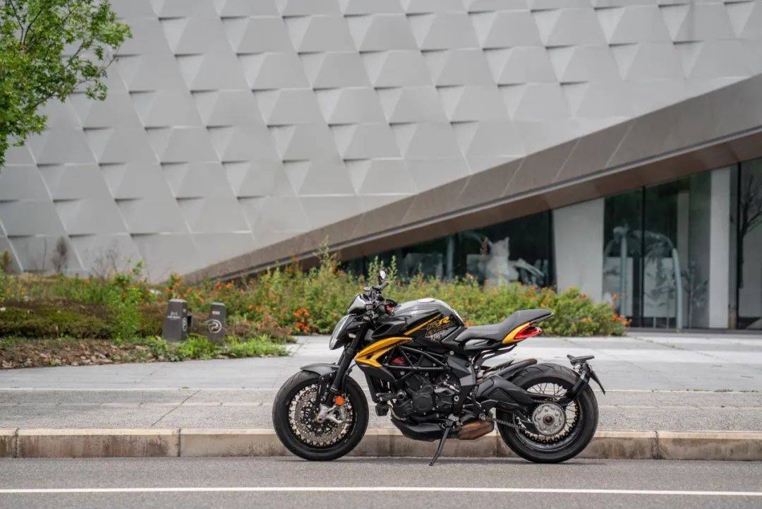 详细测评mv奥古斯塔dragster800rr|不甘世俗的西装暴徒_搜狐汽车_搜狐