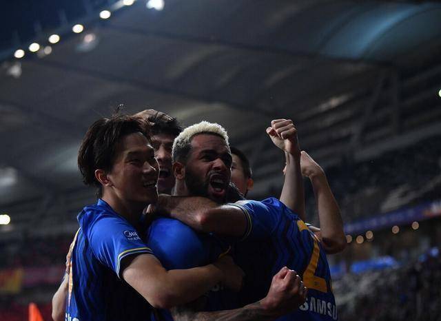 恒大绝望:1张红牌 丢2球,归化悍将被打爆_苏宁_蒋光太_何超