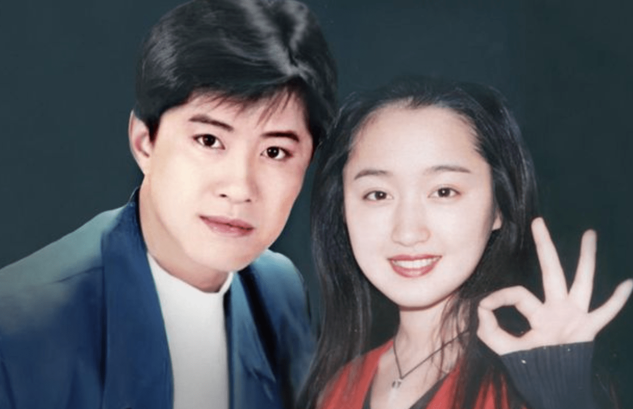 52岁杨钰莹穿紧身裙被疑有喜,小腹隆起似西瓜,平地走路多人搀扶_毛宁