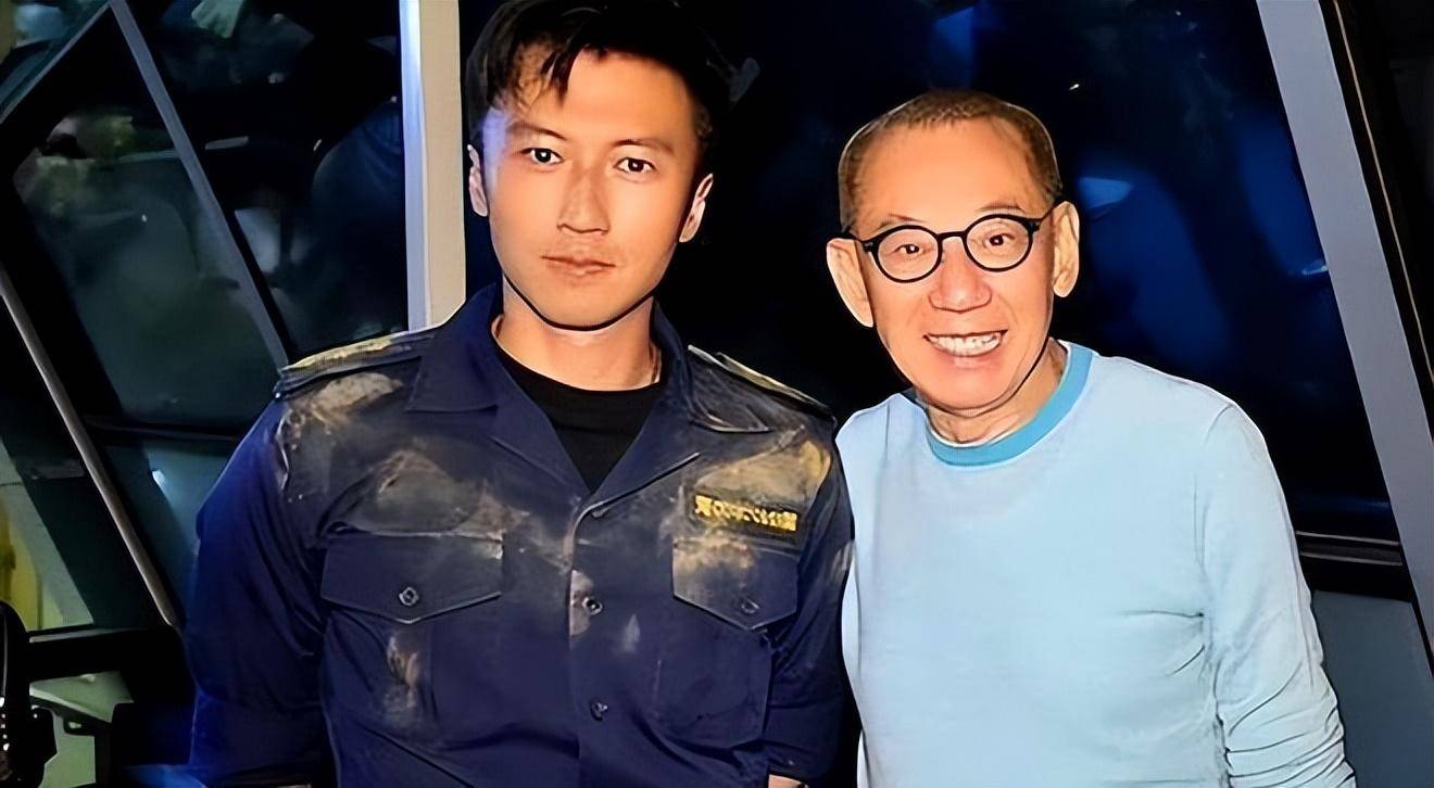 知道谢霆锋喜欢赛车,杨受成还将一辆价值两百多万的法拉利直接送给他