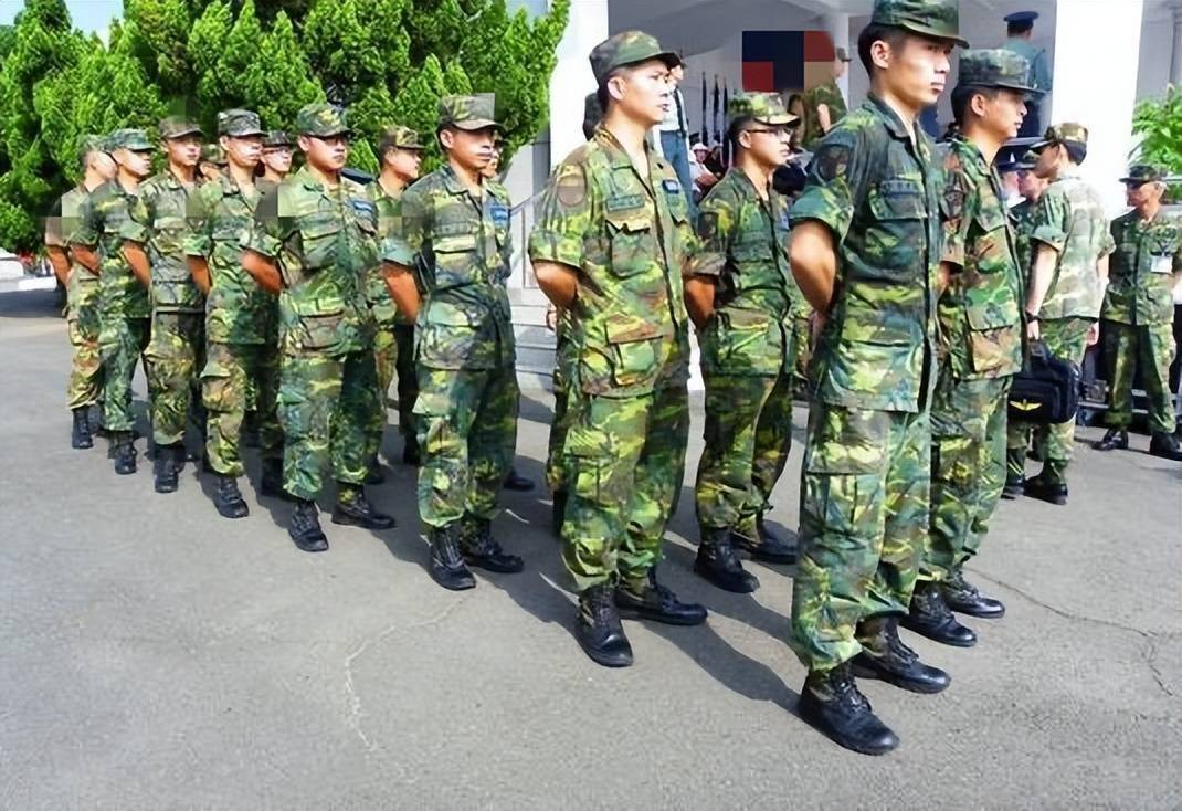 解放军巡台喊话,大批台军士兵赔钱退役,前舰长一语道破"天机"_台当局