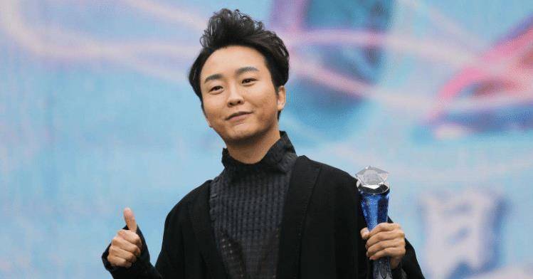 41岁了还不结婚?李玉刚18个字凄凉回应,女儿颜值太抢镜!