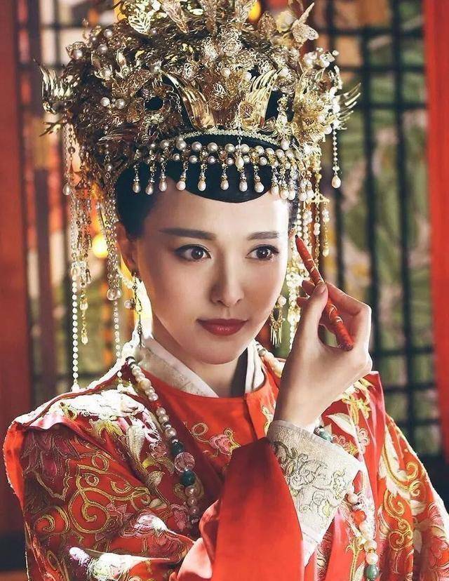 18岁她泳装照长腿吸镜!她嫁罗晋生曾经角色美出新高度_唐嫣_剧中_扮相