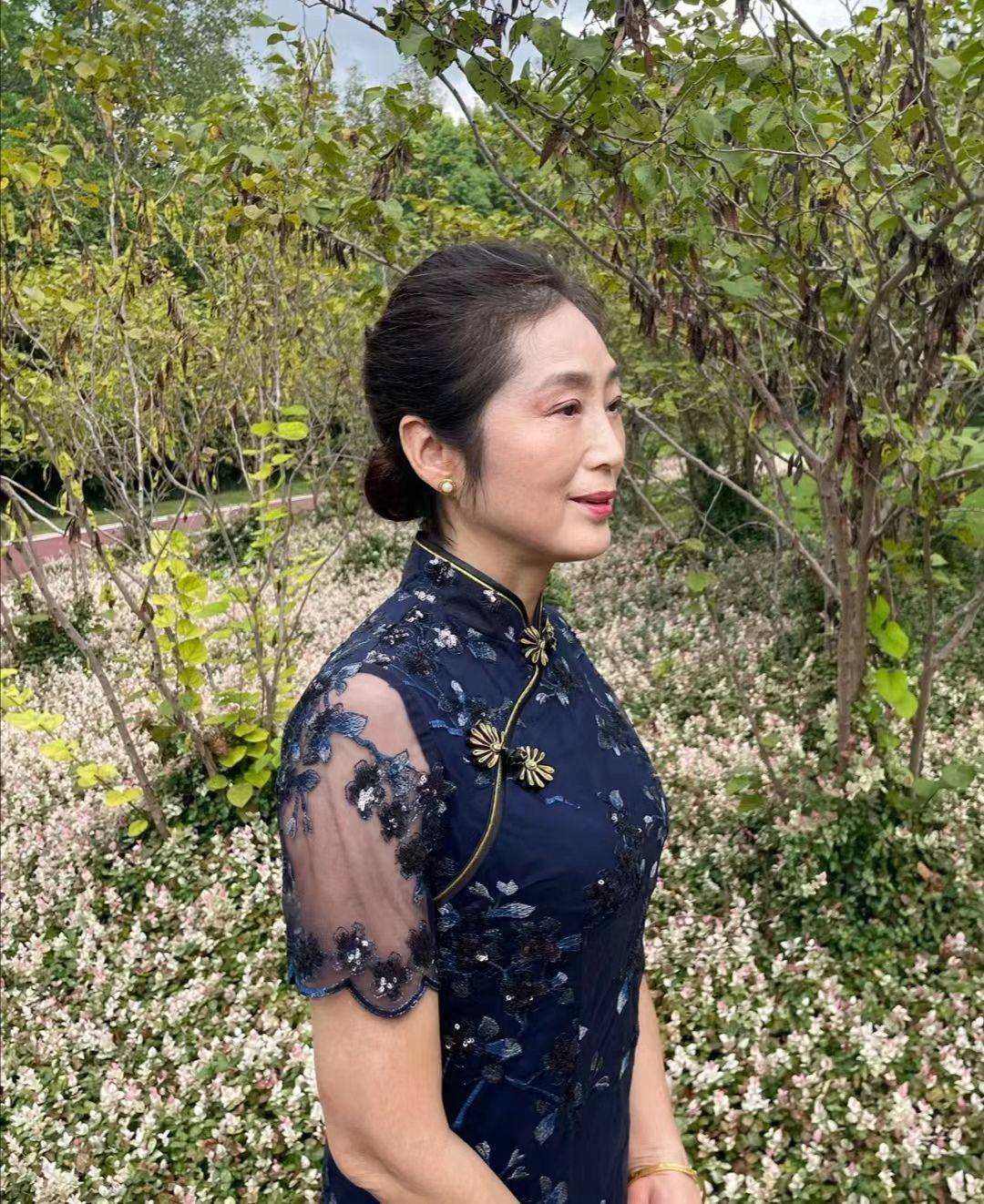 女人过了60岁尽量少披发,选择高雅的盘发造型,显瘦又很显气质_女性