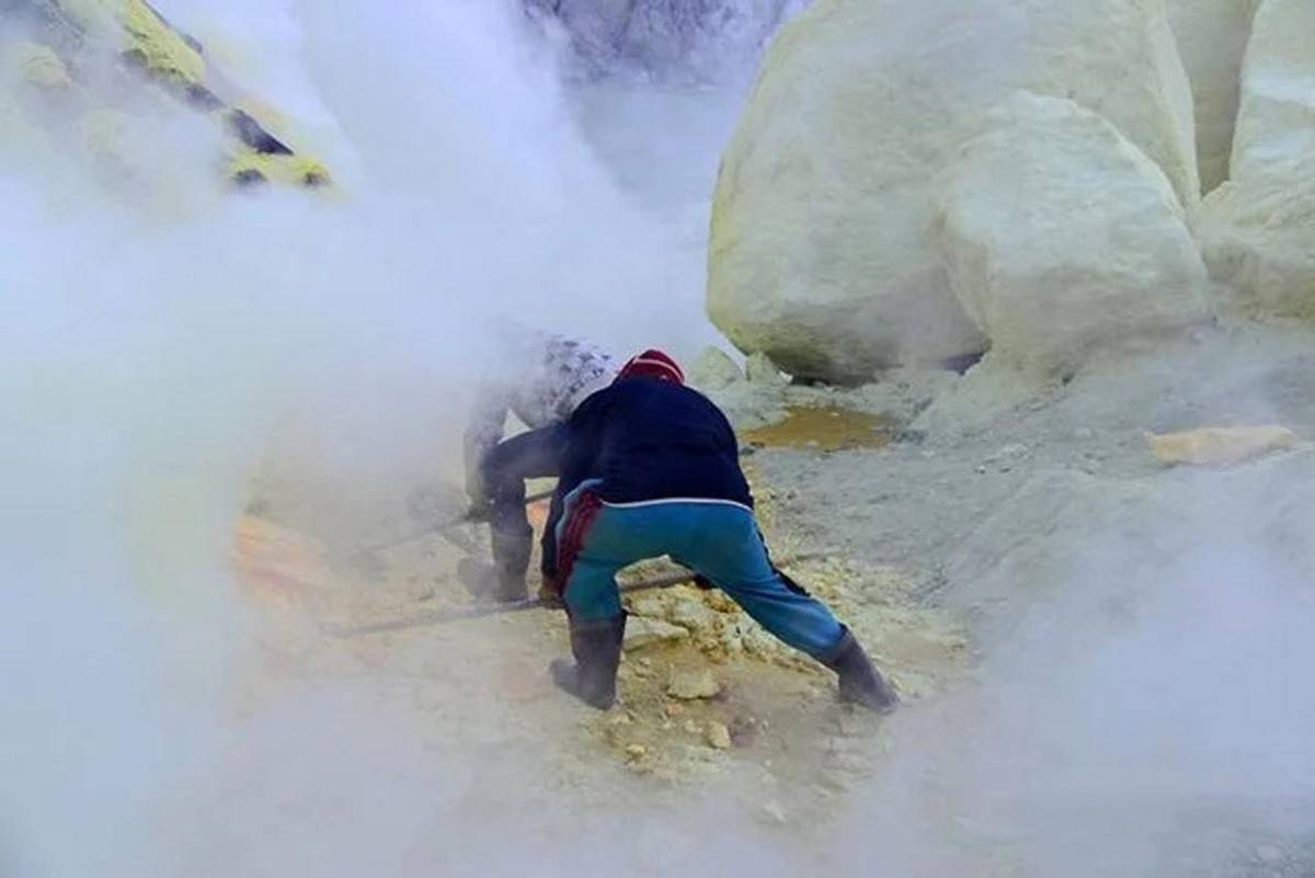 印尼工人火山開採硫磺,堪稱煉獄中的搬運工!_世界_運出來_身體