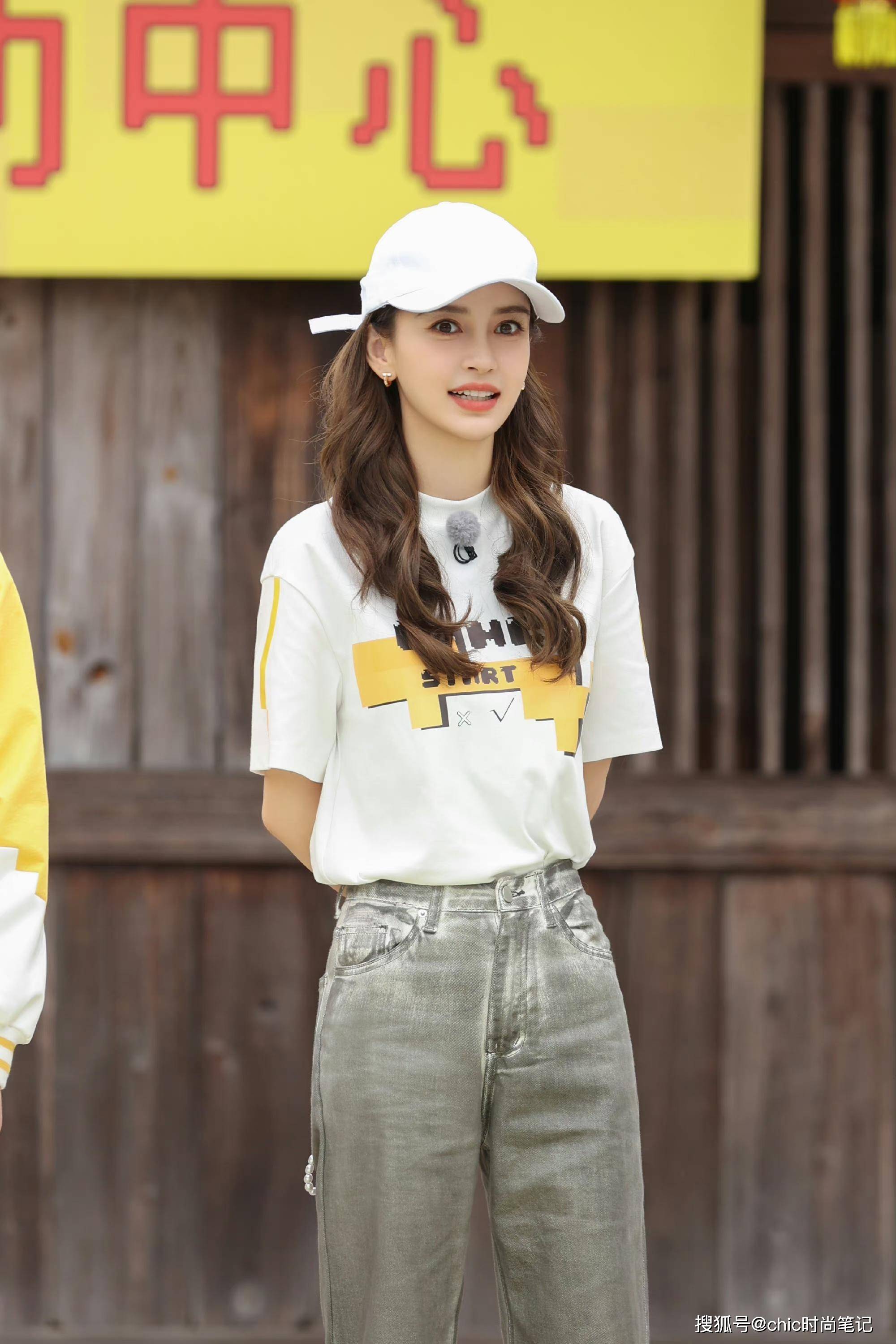 白色t恤搭配白色竖条纹衬衫,宽松的衬衫版型把杨颖包裹的十分娇小纤细