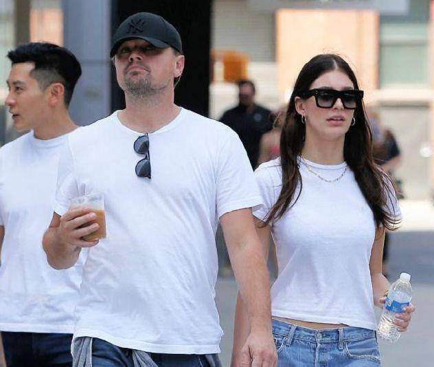 小李子高调秀恩爱,21岁女友穿白裙气质出众,超模身材太惊艳_卡米拉_的