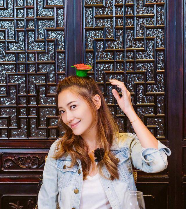 35岁应采儿身穿卫衣 撕裂热裤,嫩回18岁,网友:真的生过孩子吗_辣妈