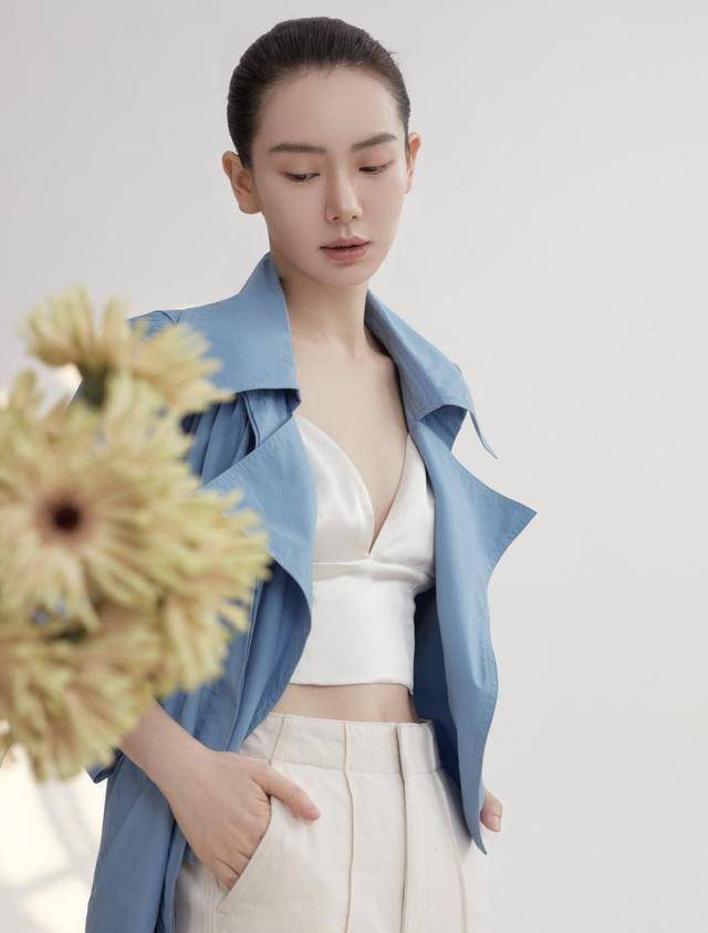 35岁的戚薇却有20岁颜值,少女风卡通卫衣甜美可爱,谁穿谁减龄_外套