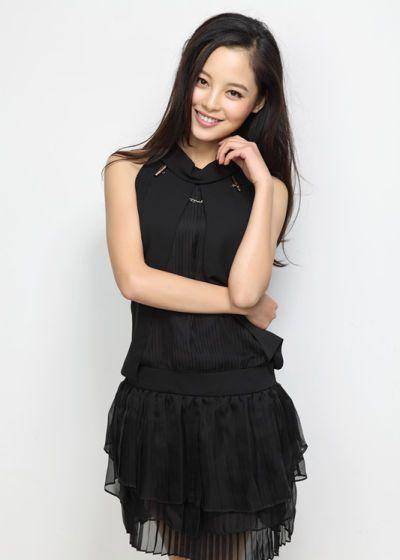 辛芷蕾长相妩媚,很有女人味儿,身材也不错,穿这身高领短裙很显气质