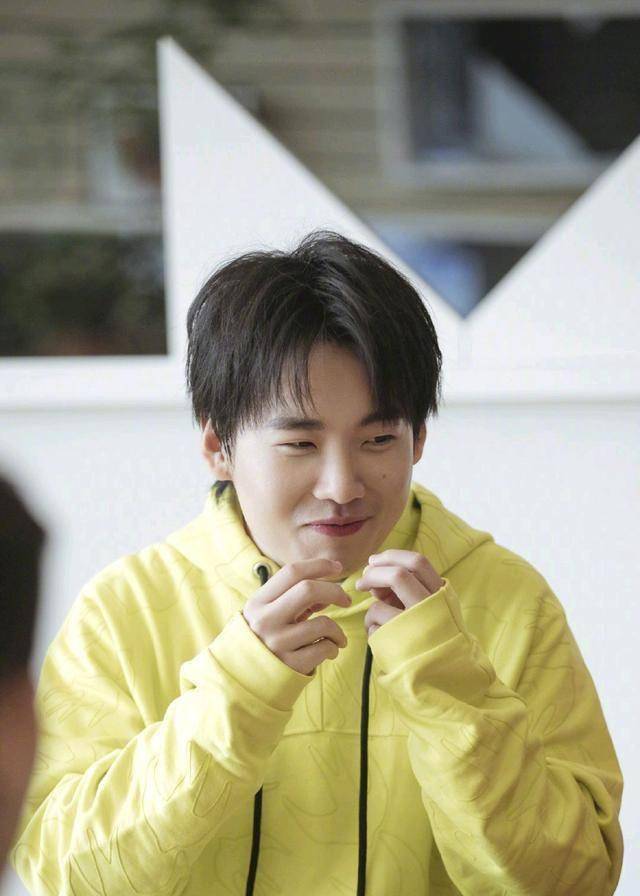 26岁郭麒麟拥吻的女星是谁?