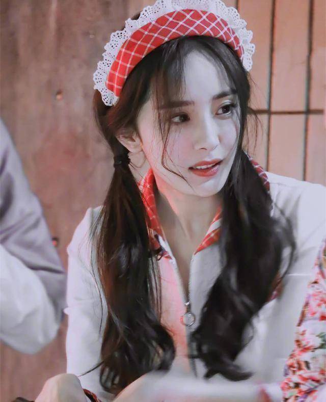 32岁杨幂梳双马尾扮少女,撞上20岁杨超越居然一点不输!