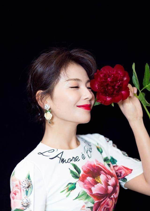 40岁刘涛真气质,穿大印花裙惊艳又不俗气,未p图依旧美到发光!