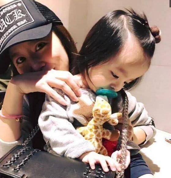 43岁林心如复出拍戏,扎双麻花辫似少女,与霍建华罕见同框秀恩爱_女儿