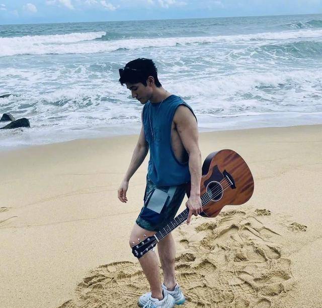 34岁李治廷自爆颈椎已经60岁,网友:快别让他自虐了_脖子_好身材_肌肉