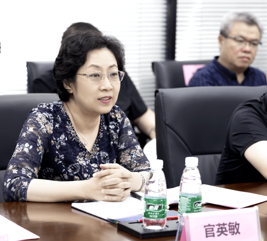 官英敏副厅长一行首先参观了三旺通信科技成果展厅,详细了解了公司