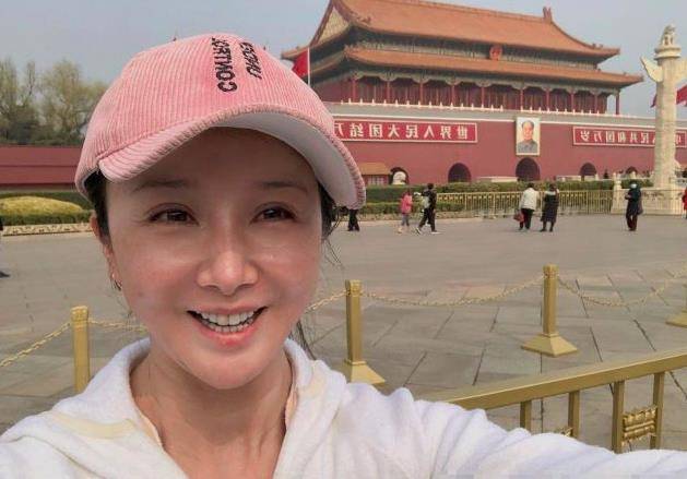 女演员孙菲菲亲自在微博所发布的自己的自拍照现状,不少粉丝表示并没