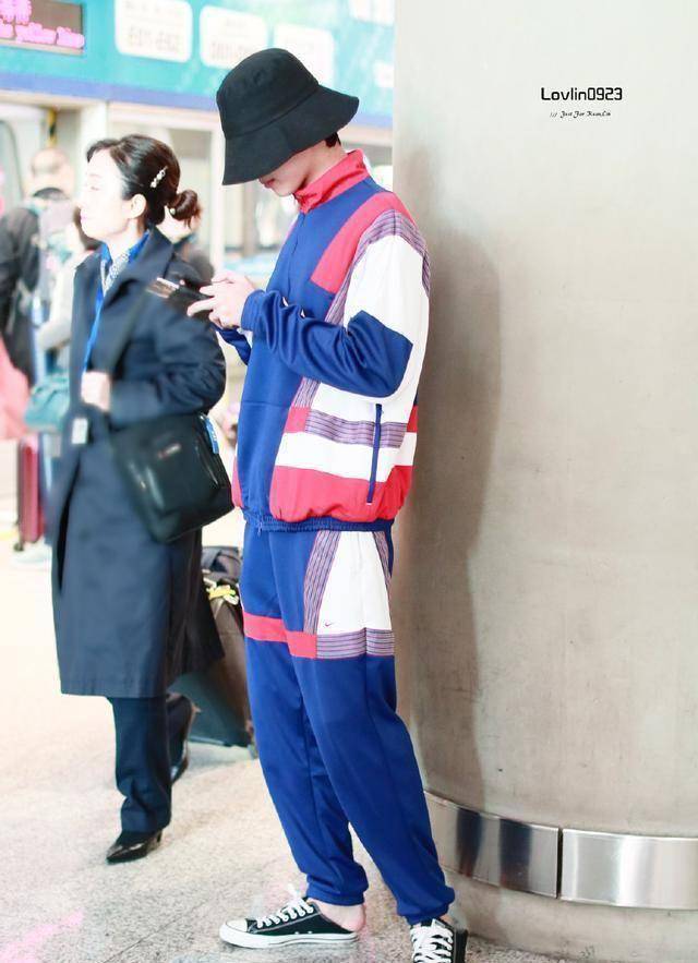 18岁赖冠霖和23岁朱正廷,同穿拖鞋走机场,网友:心疼脚后跟!