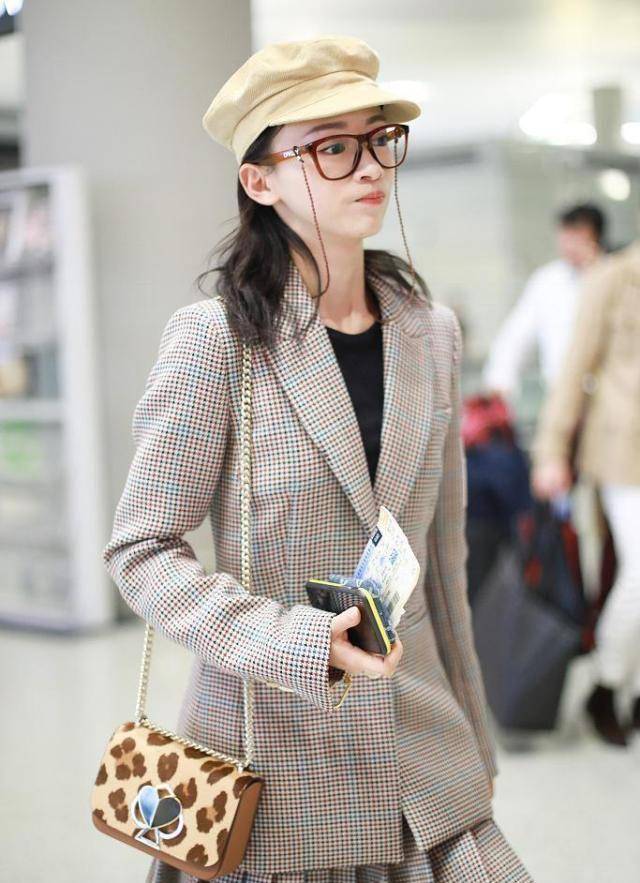 29岁吴谨言又想装熟女,穿垫肩西装配老人款眼镜,意外反差萌也美_对比