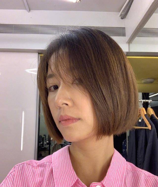 43岁林心如再剪短发,波波头配粉衬衣嫩成学生妹,看完也想换_少女_下巴