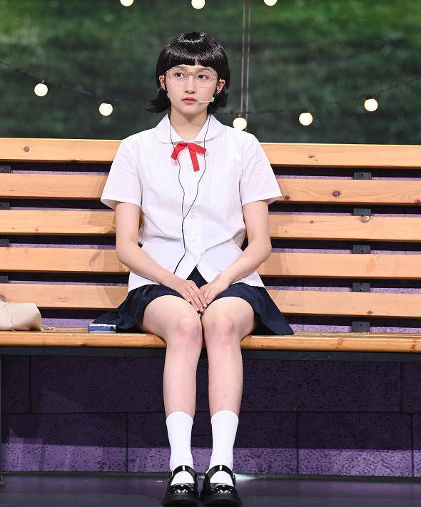 关晓彤一身睡衣上台,脚上穿的鞋成亮点,这才是对睡袍最大尊重!