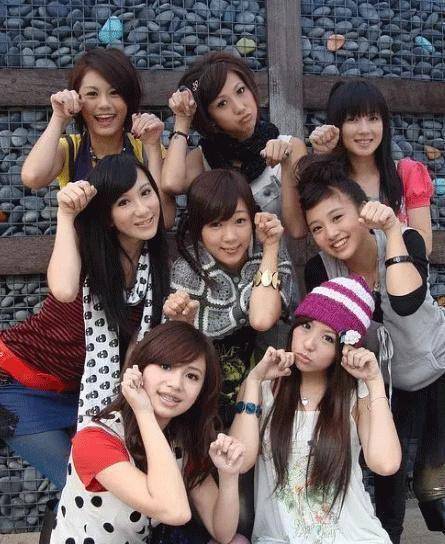 37岁曾沛慈结婚,39岁胡宇崴订婚,步入婚姻的童年偶像还有他们_杨奇煜