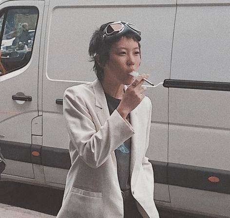 带李嫣聚餐在室内抽烟,女儿态度冷淡略显敷衍_网友_母亲_孩子