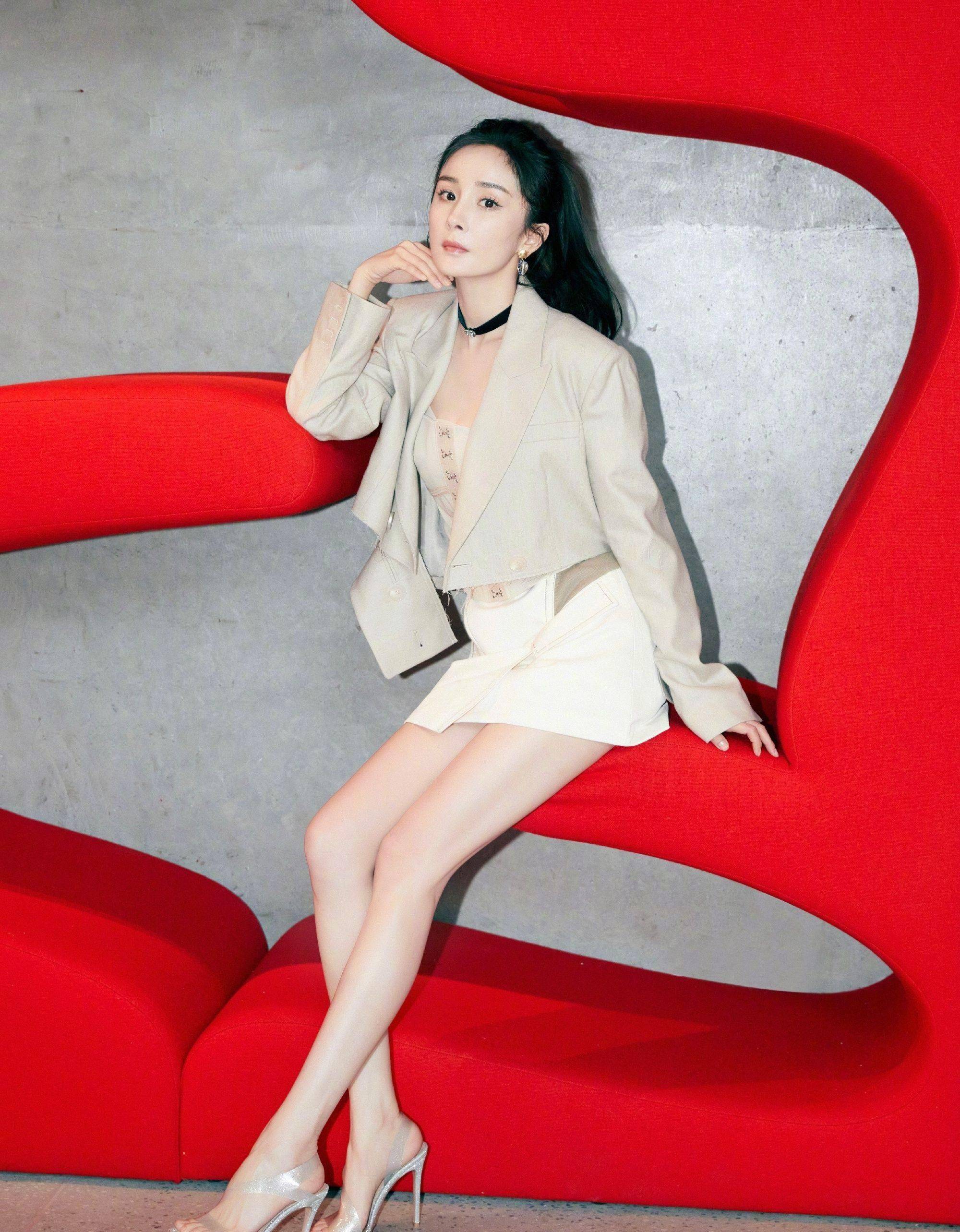 35岁杨幂气质真的好美,穿短裙扎马尾扮美,脚踩恨天高大长腿抢镜_造型