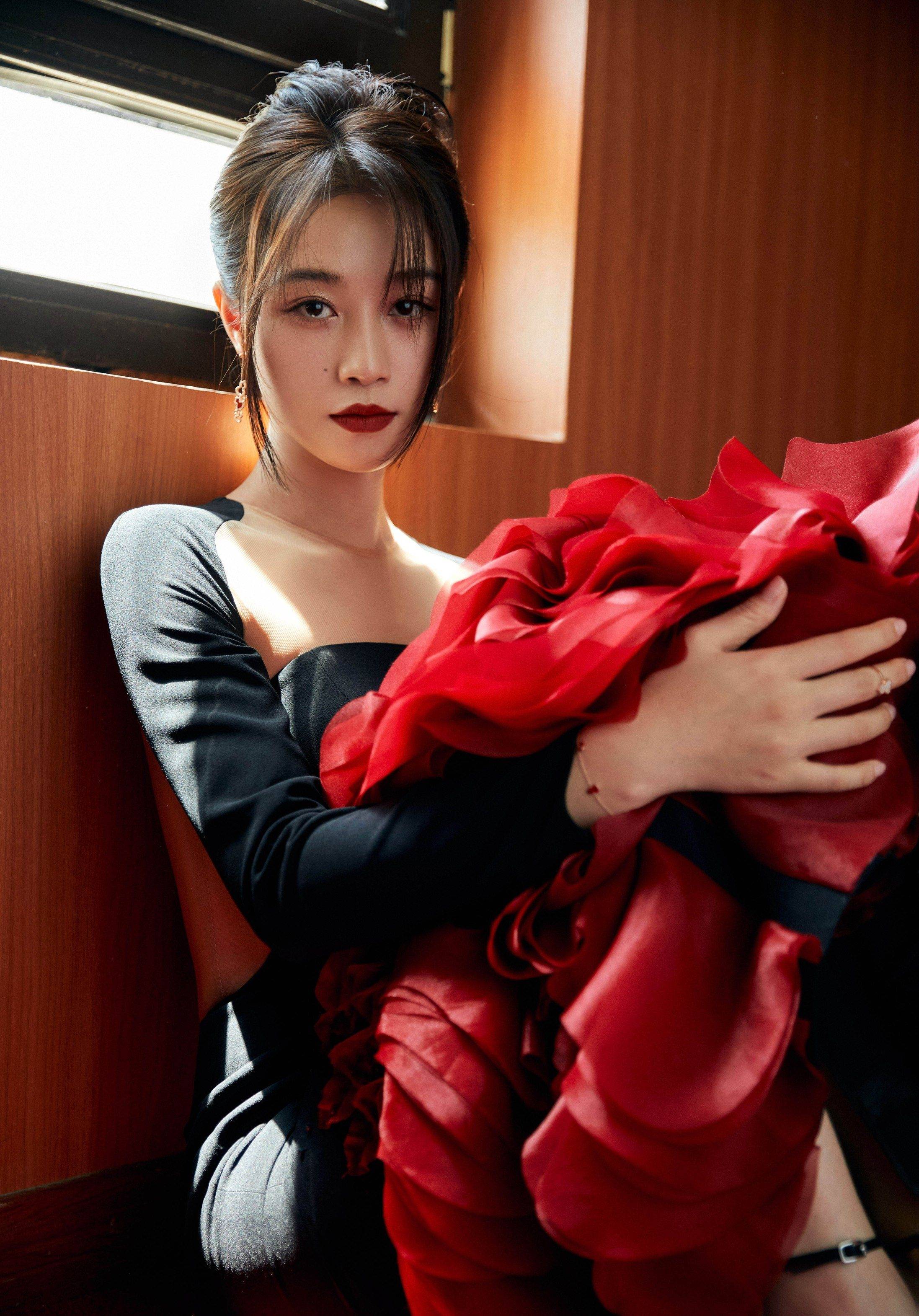 蓝盈莹黑色连衣裙花朵裙摆露背写真_设计_长裙_一身