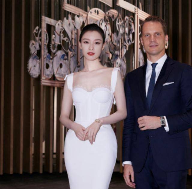 32岁倪妮侧脸颜值火上热搜,穿白裙好有气质,腰围真的好绝_锁骨_白色